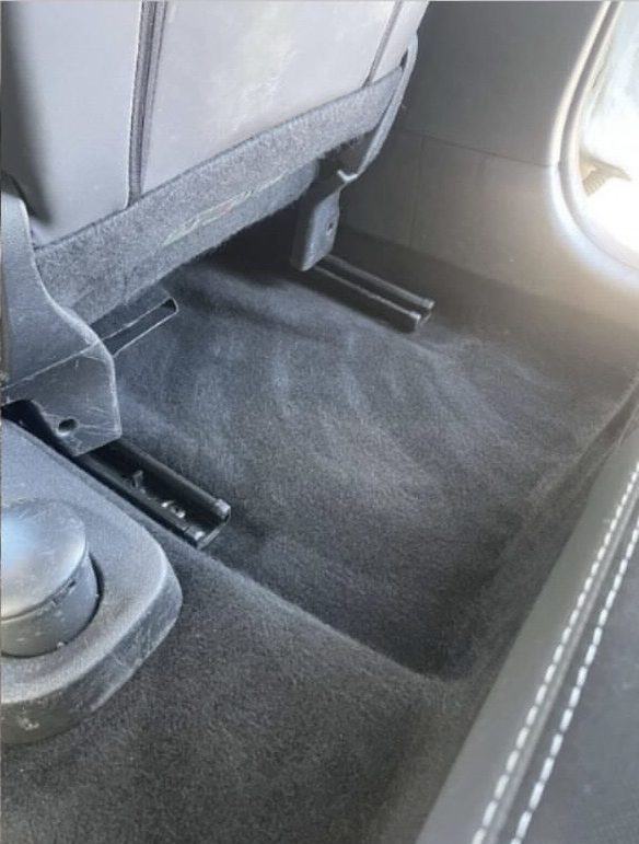 Après : Sous le siège : poils et fibres accrochés à la moquette