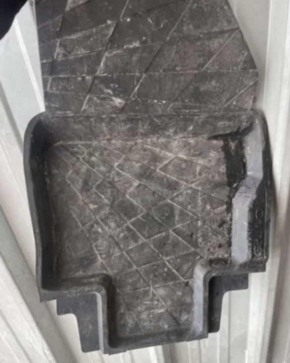 Avant : Tapis caoutchouc : boue séchée et traces blanches